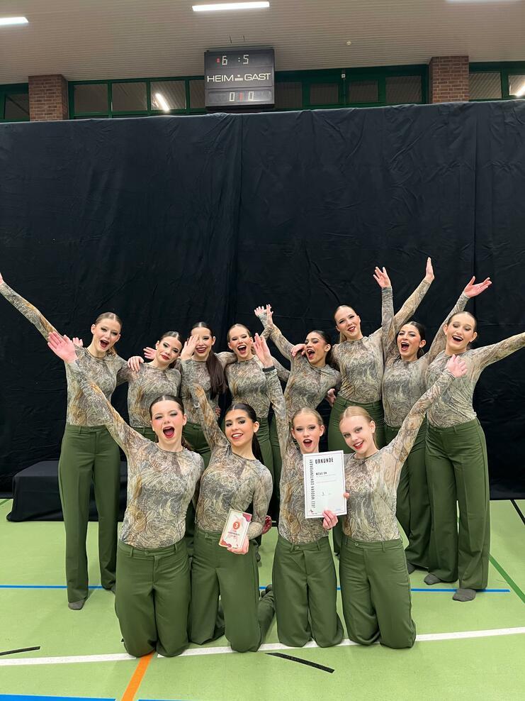 Die Jugendformation "Move On" freut sich über einen 3. Platz bei ihrem ersten Ligaturnier der Saison 2025