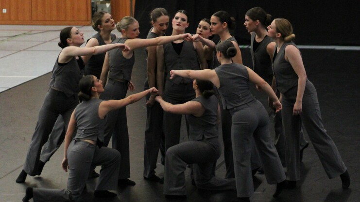 Die JMC-Formation "Devotion" vom TSC Br&uuml;hl des Br&uuml;hler TV 1879 e. V. ertanzte sich bei ihrem Heimturnier den 3, Platz