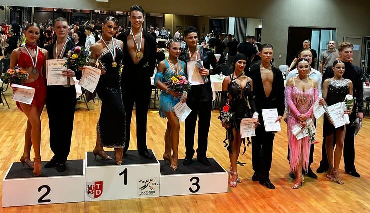 Tom Luca Mehrländer und Ilona Manakova sicherten sich beim TD Düsseldorf den Titel als Landesmeister sichern. Tom Luca Mehrländer und Ilona Manakova gingen beim TD Düsseldorf in der Landesmeisterschaft HGR A Latein an den Start. In einem starken Feld mit 18 Paaren und in der älteren Altersgruppe konnten sie sich stark durchsetzen und den Titel &quo