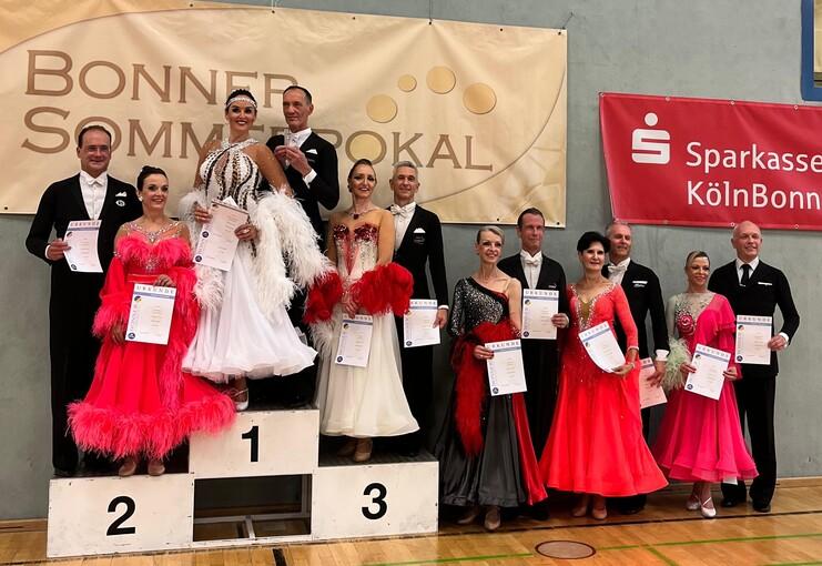 Gruppenfoto von Tänzern auf dem Siegerpodest beim Bonner Sommertanzpokal, mit Ehrenurkunden in den Händen.
