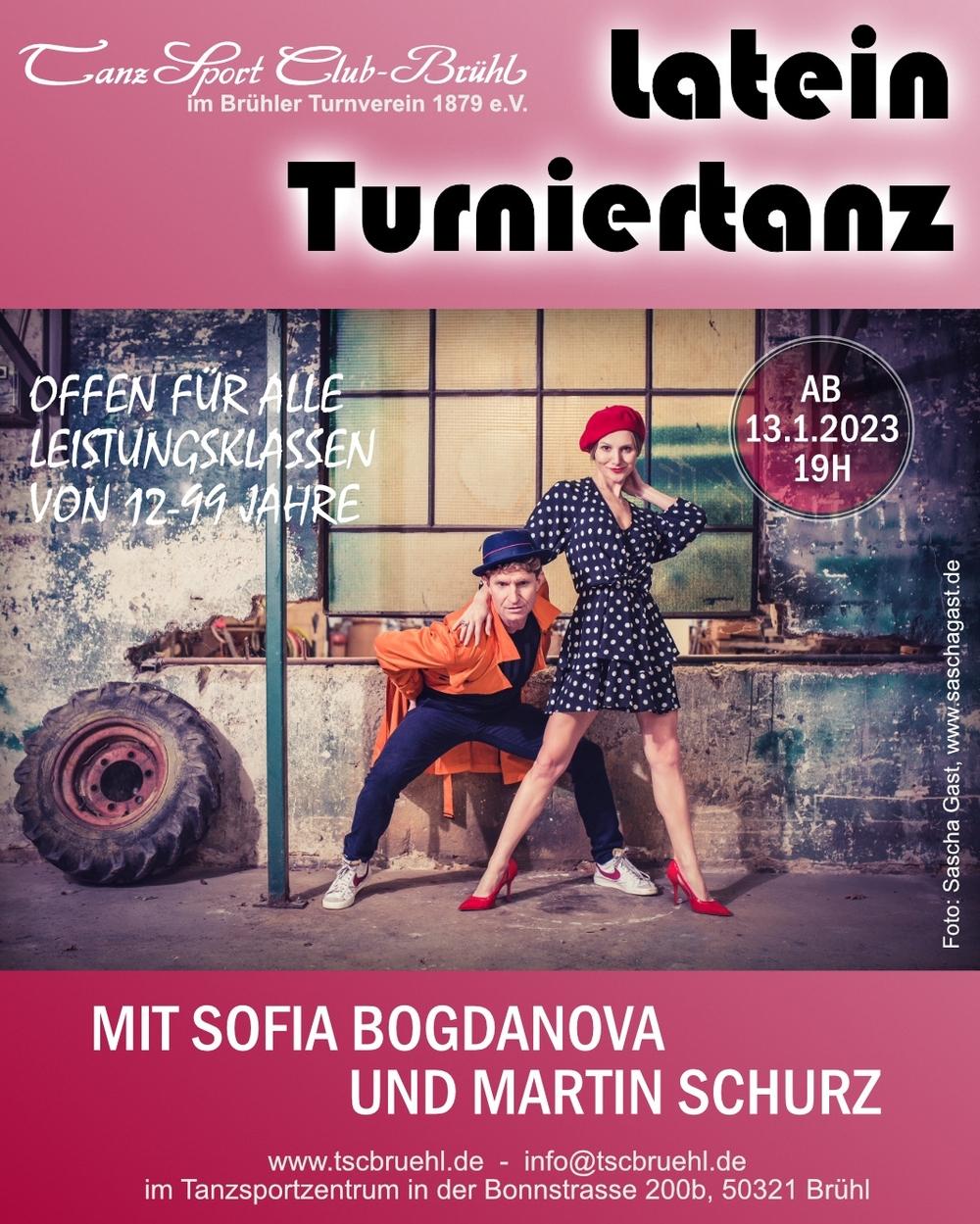 Paar im Retro-Look tanzt in einer alten Fabrik, mit Plakatinformationen zum Turniertanz im Hintergrund.