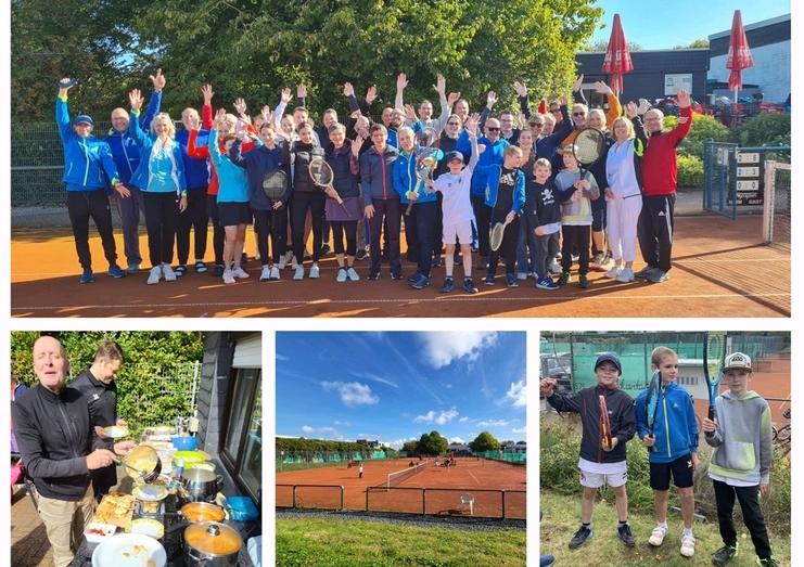 Gruppenfoto von Tennis-Spielern und -Spielerinnen in Sportkleidung, die fröhlich auf einem Platz stehen und winken.
