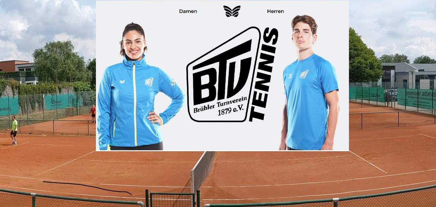 Panoramablick auf einen Tennisplatz mit Spielern und Logo des Brühler Turnvereins. Wolkenverhangener Himmel im Hintergrund.