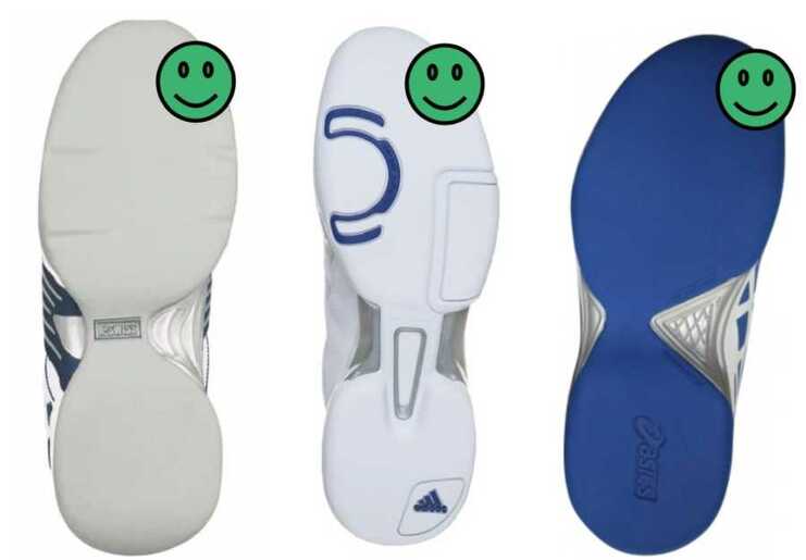 Drei Schuhsohlen in Weiß und Blau auf weißem Hintergrund, jeweils mit unterschiedlichen Mustern und Details.