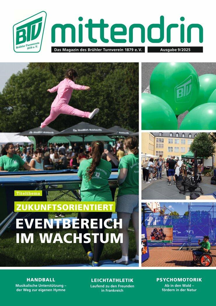 Kinder springen auf einem Trampolin auf einem Sportfest, umgeben von Zuschauern und grünen Luftballons.