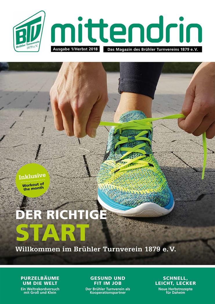 Nahaufnahme eines Fußes in Sportschuhen, der Schnürsenkel wird mit beiden Händen festgezogen.