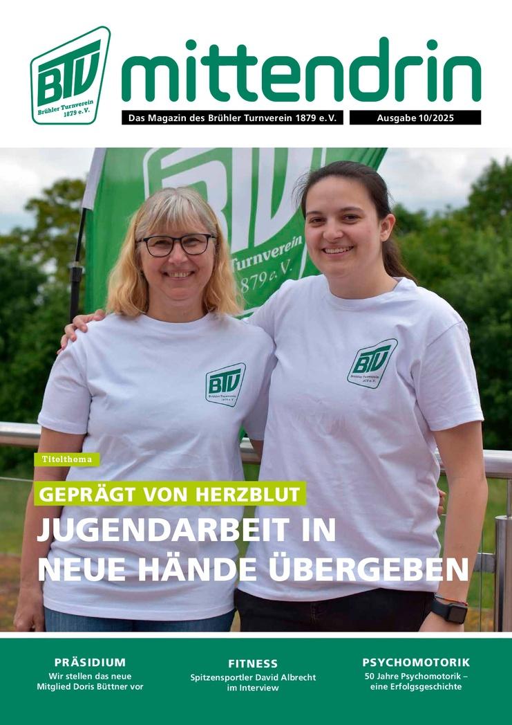 Zwei Personen in weißen T-Shirt haben die Arme auf den jeweilgen Schulter. Im Hintergrund ist eine grüne BTV Fahne zu sehen.