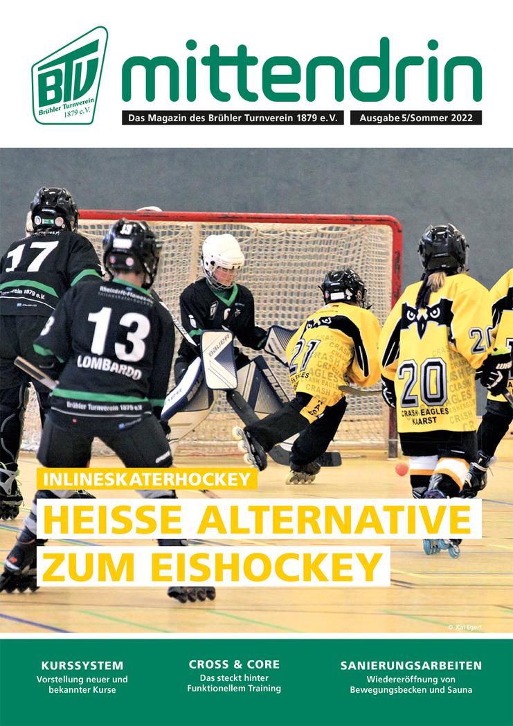 Spielszene im Inlineskater-Hockey mit vier Spielern in Schwarz und Gelb vor einem Tor in der Halle.