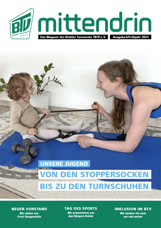 Eine Frau und ein Kind sitzen auf einer blauen Matte und halten einen Widerstandsband zwischen sich.