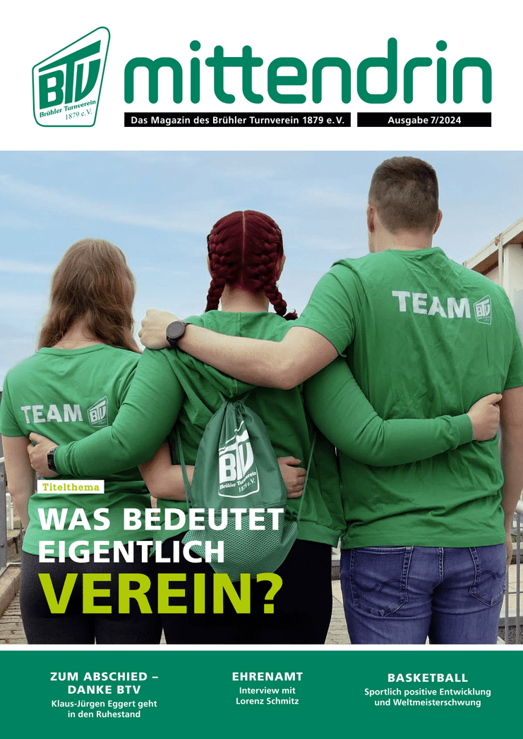 Drei Personen in grünen T-Shirts umarmen sich, Blick auf den Rücken, mit einem Sportbeutel und Wolken am Himmel.