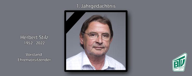 Porträt eines Mannes mit Brille, umgeben von Trauerflor, im Gedenken an Herbert Stilz, Vorstand und Ehrenvorsitzender.